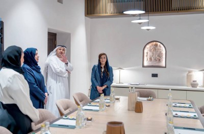 بدور القاسمي خلال زيارة «البيت الوسطي» بحضور عدد من المسؤولين