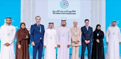 سلطان النيادي مكرماً الفريق الفائز بـ«هاكاثون الشباب العربي – نسخة الألعاب الإلكترونية»