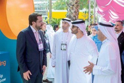 منصور بن محمد يستمع لأحد المشاركين بحضور ثاني الزيودي ومحمد الزرعوني وآمنة لوتاه