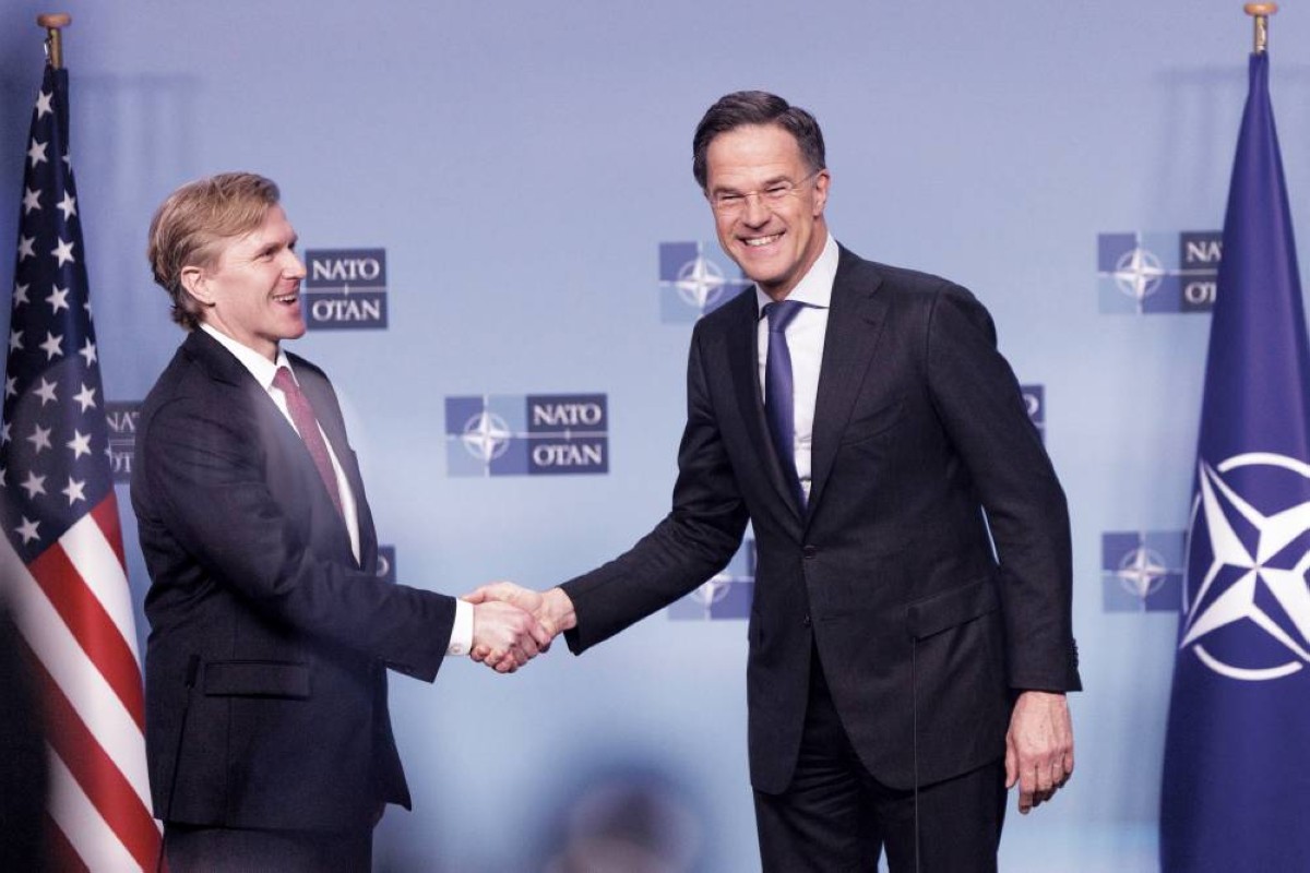 مارك روته يصافح وكيل وزارة الدفاع الأمريكية خلال اجتماع وزراء دفاع الناتو في بروكسل