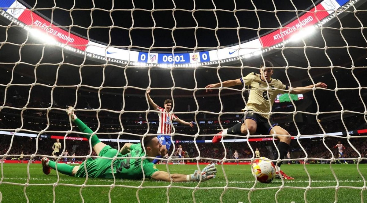 هزيمة أتلتيكو الثقيلة تفرض على فليك إعادة التقييم في برشلونة