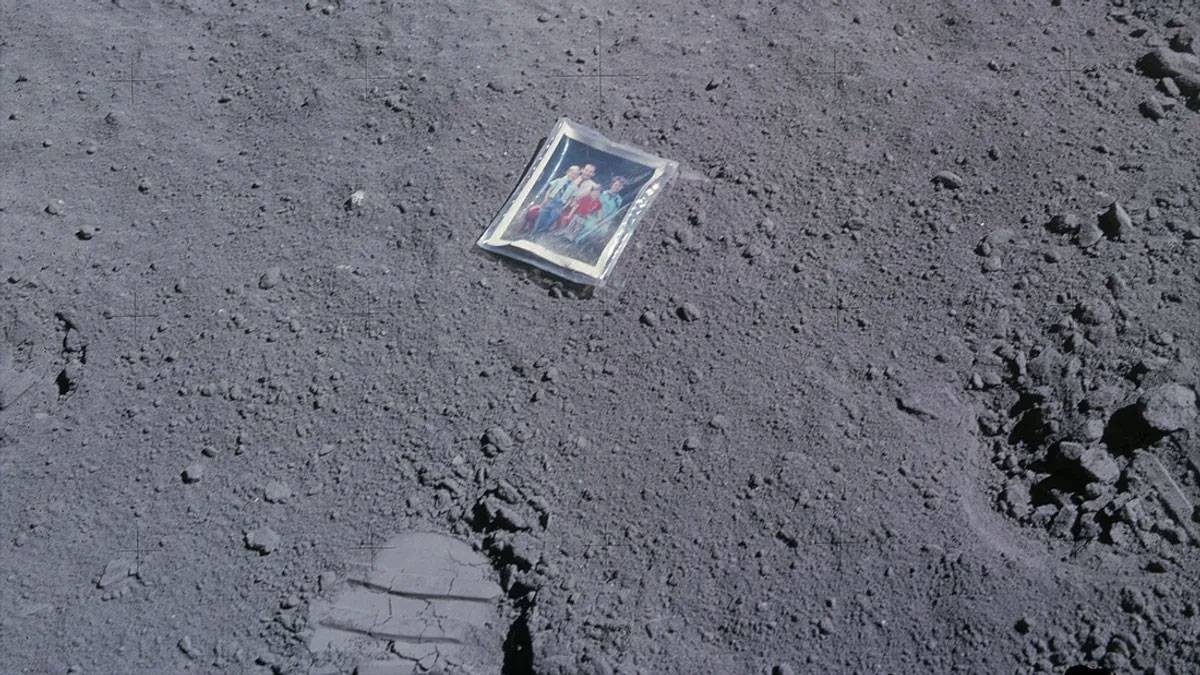 ليست صخوراً فقط.. قصة صورة عائلية ما زالت على القمر منذ 1972