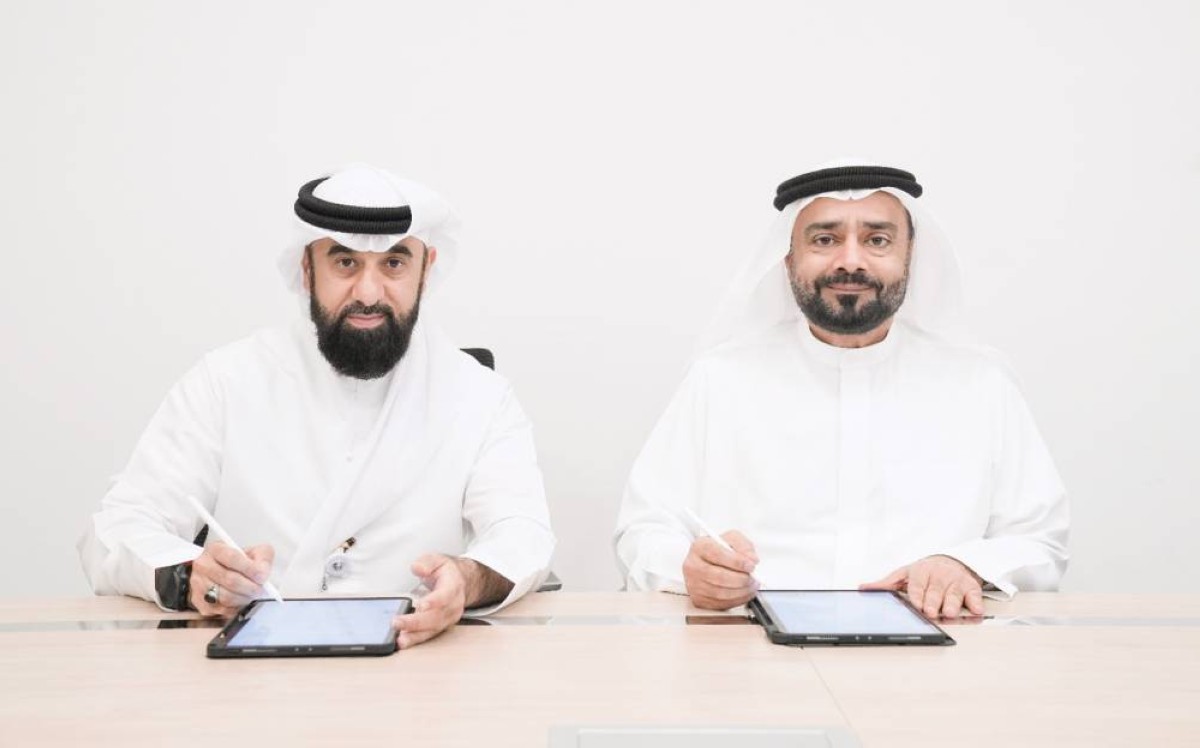 عبدالرزاق أميري وزايد الشامسي خلال توقيع مذكرة التفاهم