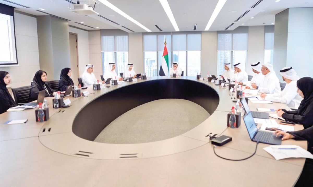 مكتوم بن محمد مترئساً الاجتماع بحضور محمد الحسيني وعبد الرحمن آل صالح ويونس الخوري وقيادات الهيئة 