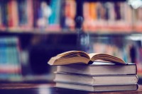 الرواية أم الشعر.. من يتصدر المشهد الأدبي؟