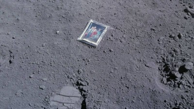 ليست صخوراً فقط.. قصة صورة عائلية ما زالت على القمر منذ 1972