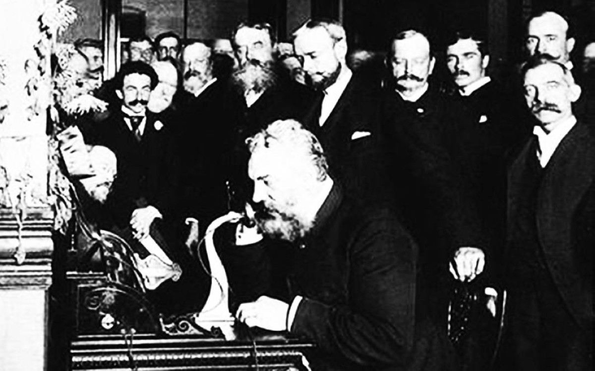 1876ألكسندر غراهام بيل يسجل براءة اختراع الهاتف.