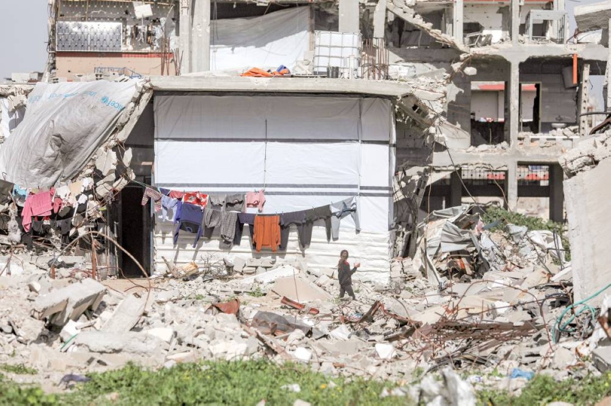 طفلة نازحة تسير بجوار خيمة عائلتها المؤقتة وسط أنقاض حي الزيتون بمدينة غزة