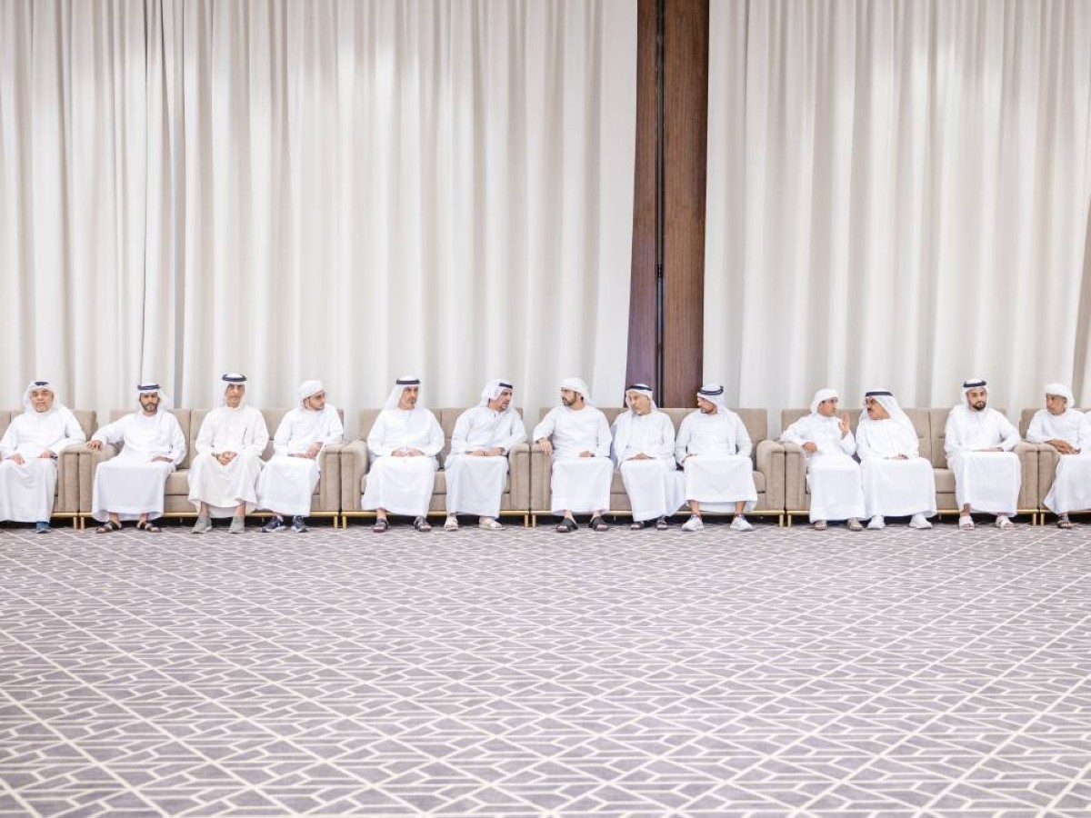 حمدان بن محمد خلال تقديم واجب العزاء بحضور سعيد بن مكتوم وأسرة الفقيد والمعزين 
