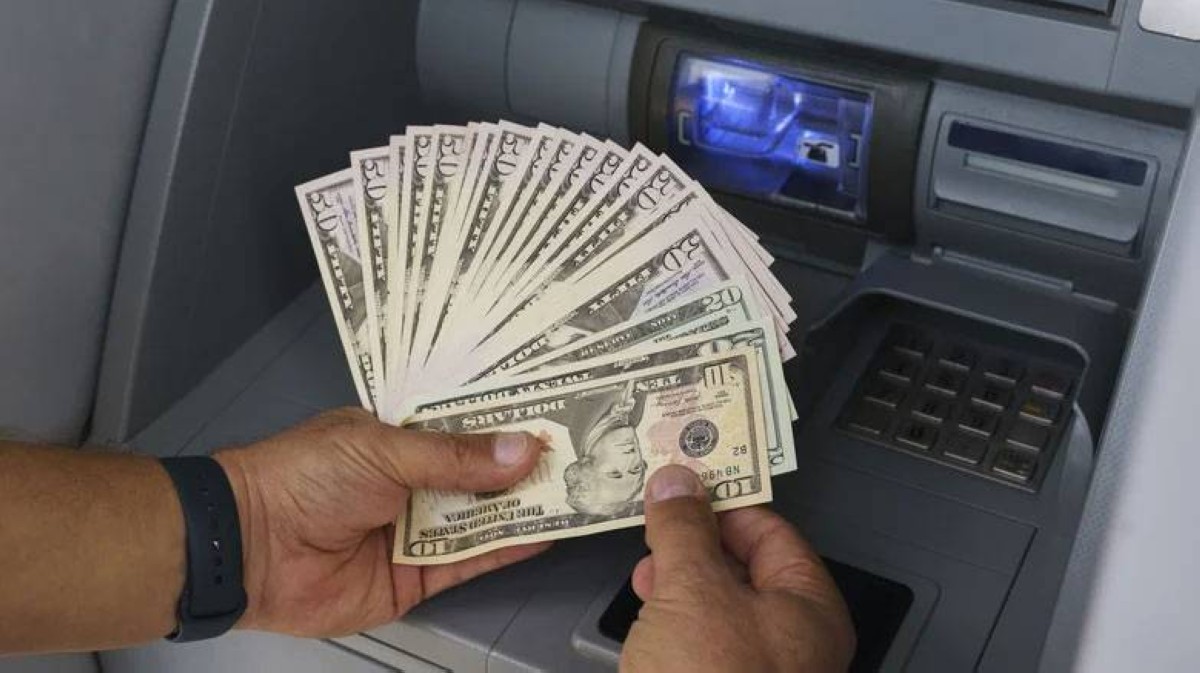 خدعة ماكرة.. كيف سرق المحتالون ملايين الدولارات من أجهزة الصراف الآلي؟