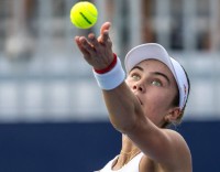 يوفيتش ونافارو وتاوسون وبينشيتش إلى الدور الثاني في «تنس دبي»