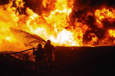 عناصر الإطفاء يحاولون إخماد حريق في موقع تعرّض لهجوم روسي في أوديسا
