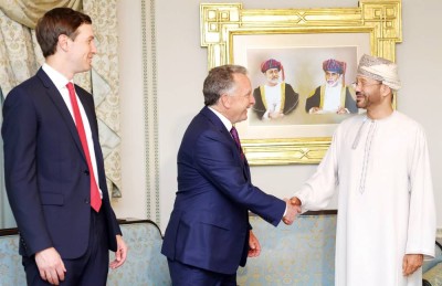 وزير الخارجية العماني بدر البوسعيدي خلال لقائه ويتكوف كوشنر بمسقط الجمعة الماضية