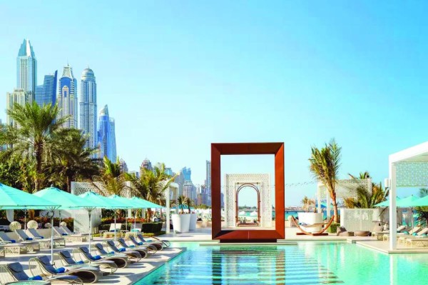 «التايمز»: دبي وجهة للعمل والضيافة الفاخرة