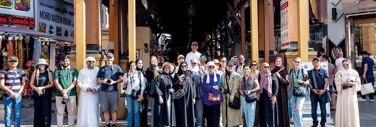 صورة تذكارية للمشاركين في جولة التصوير العملية في مناطق دبي القديمة «عبر أزقة الزمن» بقيادة المصورة الإماراتية علا اللوز