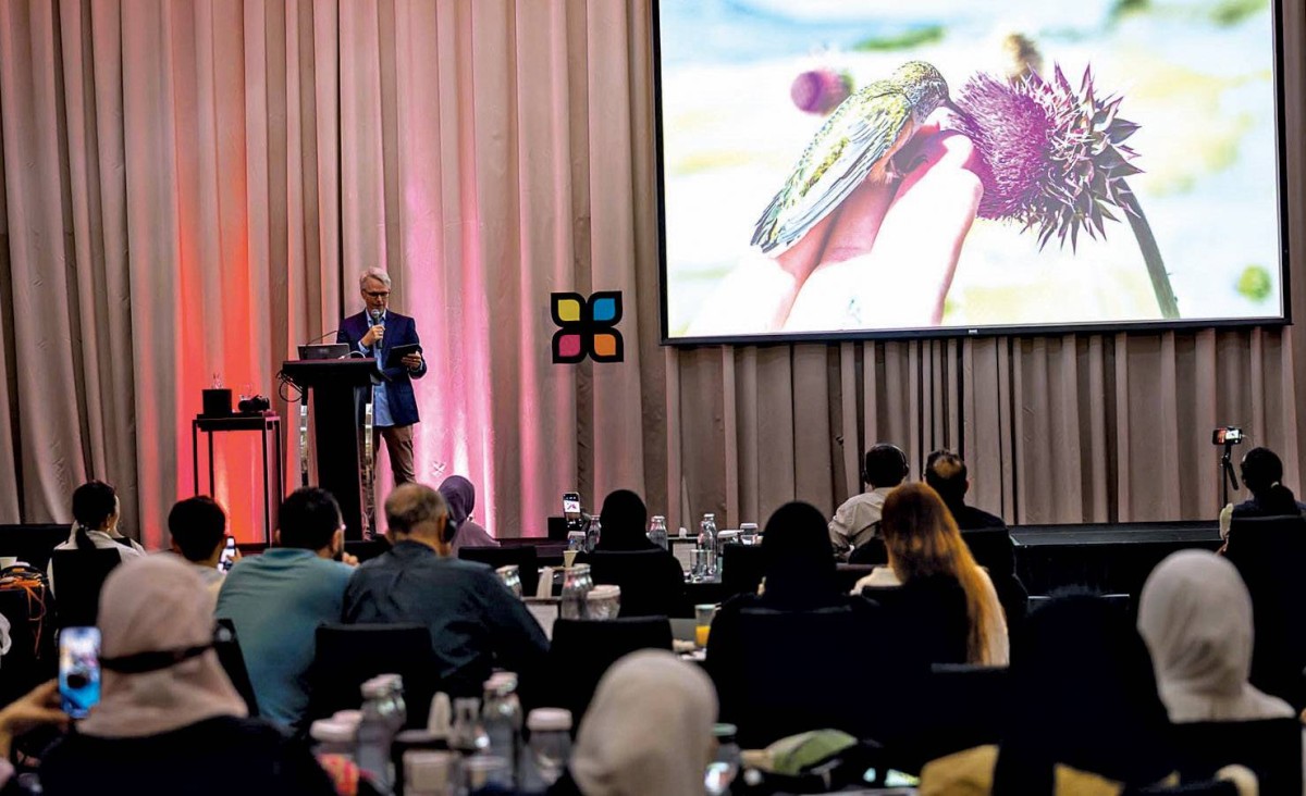 جانب من محاضرة «فن المحتوى المؤثر» للمصور الأمريكي مارك سميث