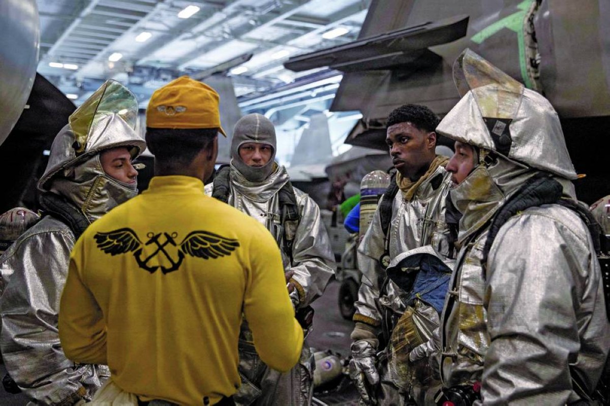 تمرين لأفراد البحرية الأمريكية على متن حاملة الطائرات «أبراهام لينكولن»