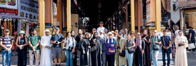 صورة تذكارية للمشاركين في جولة التصوير العملية في مناطق دبي القديمة «عبر أزقة الزمن» بقيادة المصورة الإماراتية علا اللوز