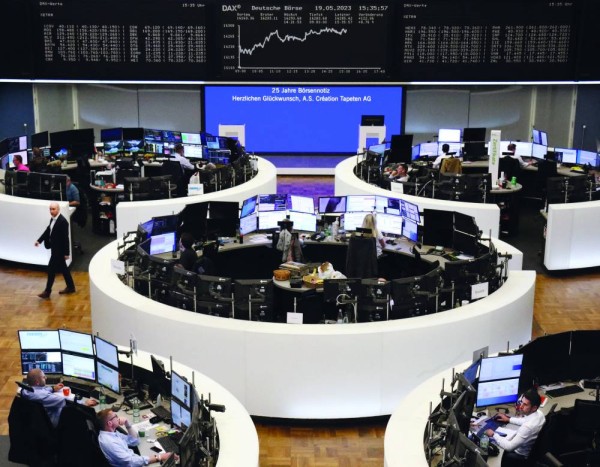 أداء القطاع المالي يصعد بأسهم أوروبا.. وبيانات ضعيفة تهبط ببورصة طوكيو
