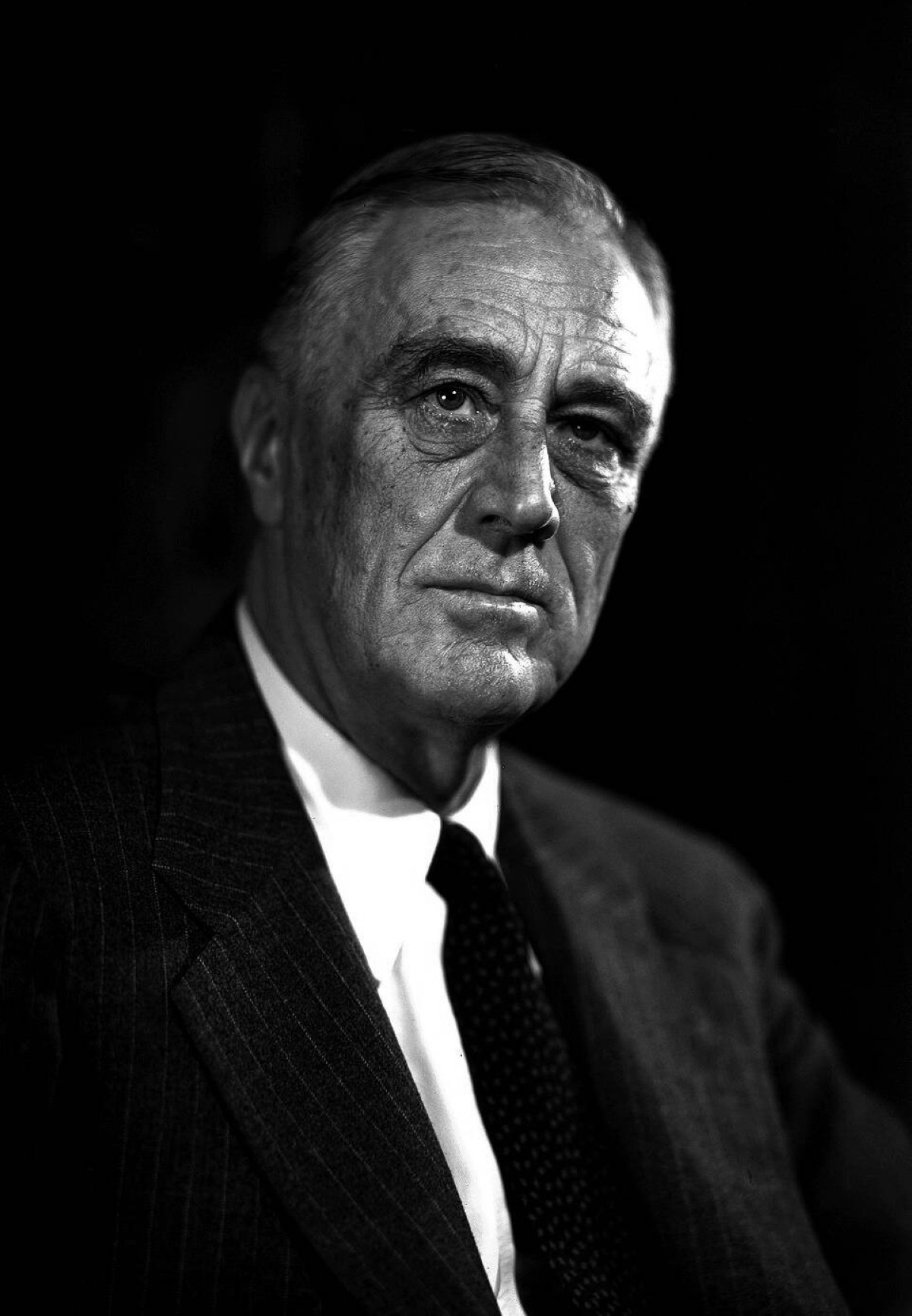 1942 - الرئيس الأمريكي فرانكلين روزفلت يوقع على قرار نقل الأمريكان من أصل ياباني إلى معسكرات عزل.