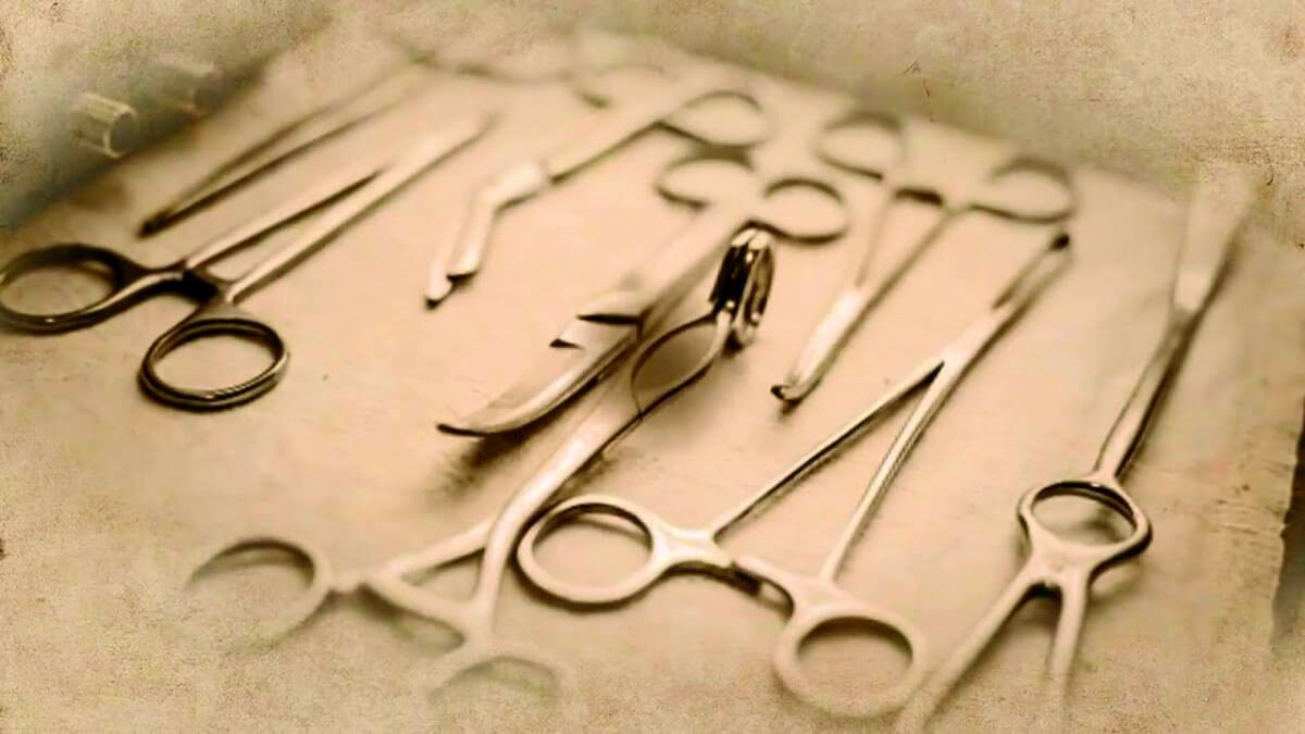 
أدوات الجراحة للزهراوي في الطب الحديث 