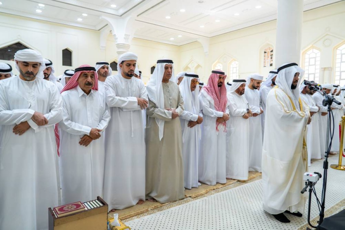 سعود بن صقر يؤدي صلاة الجنازة على جثمان بخيته الكتبي