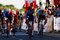 الإيطالي جوناثان ميلان يفوز بالمرحلة الرابعة من طواف الإمارات 2026