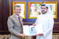 سعيد الطاير خلال لقائه ديباك ميتال