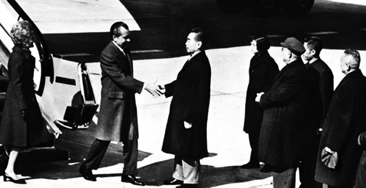 1972 - الرئيس الأمريكي ريتشارد نيكسون يزور جمهورية الصين الشعبية.