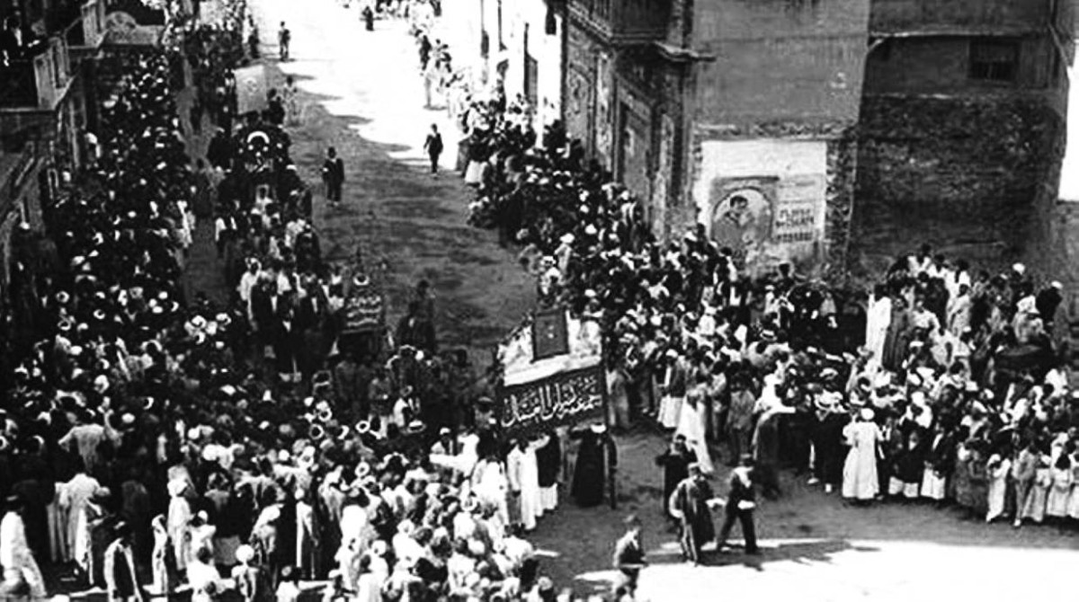 1922 - المملكة المتحدة تنهي حمايتها التي فرضتها على مصر عام 1914.