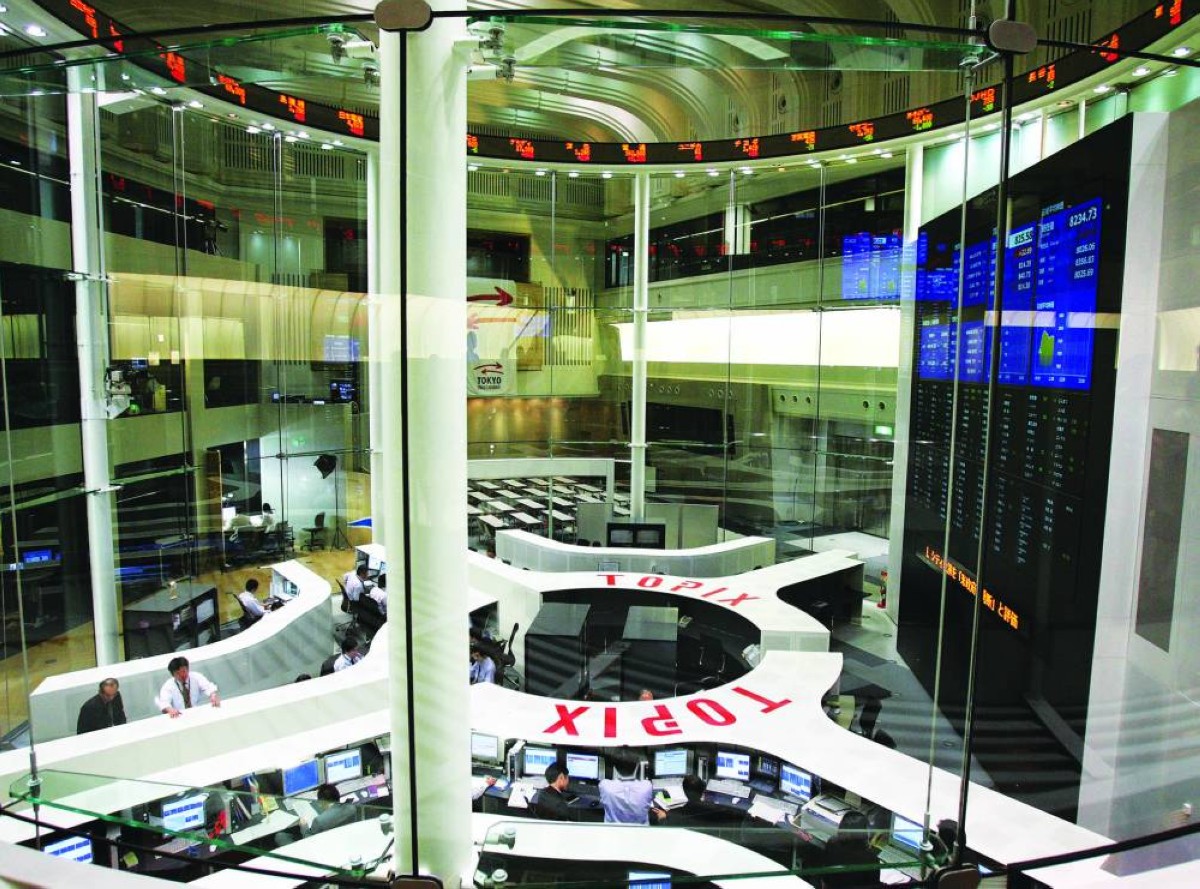 متعاملون في بورصة طوكيو 