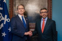 عبدالله بن زايد يلتقي وزير الخزانة الأمريكي في واشنطن