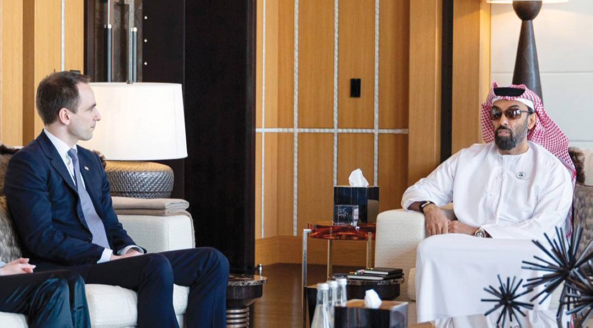 طحنون بن زايد ومايكل كراتسيوس خلال اللقاء