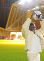 دخان وردي يشعل مدرجات برينتفورد