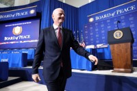 هل خالف رئيس فيفا الحياد السياسي بظهوره في اجتماع مجلس السلام بشأن غزة؟