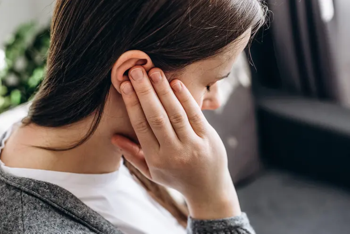 طنين الأذن.. إشارات تحذيرية لا تتجاهلها أبداً