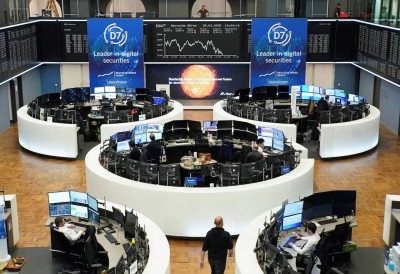 المستثمرون يتحولون إلى الأسهم الأوروبية ويضخون مبالغ قياسية