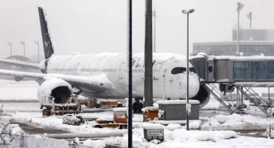 الثلوج تجبر مئات الركاب على المبيت داخل طائراتهم في مطار ميونخ