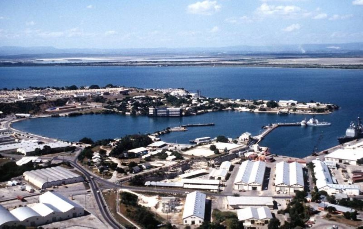 1903  الولايات المتحدة تستأجر خليج غوانتانامو من كوبا إلى الأبد.
