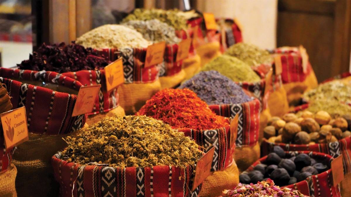 دبي تستفيد من موقعها الجغرافي المتميز لتعزيز تجارة التوابل