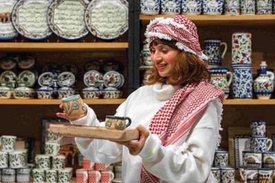 منتجات وتجارب متنوعة توفرها القرية للزوار