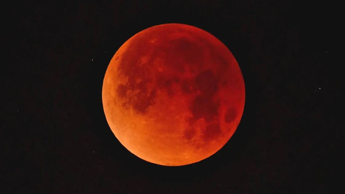خسوف كلي مذهل.. متى يظهر القمر الدموي في السماء؟