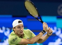 أومبير يجرّد تسيتسيباس من لقبه في «تنس دبي»