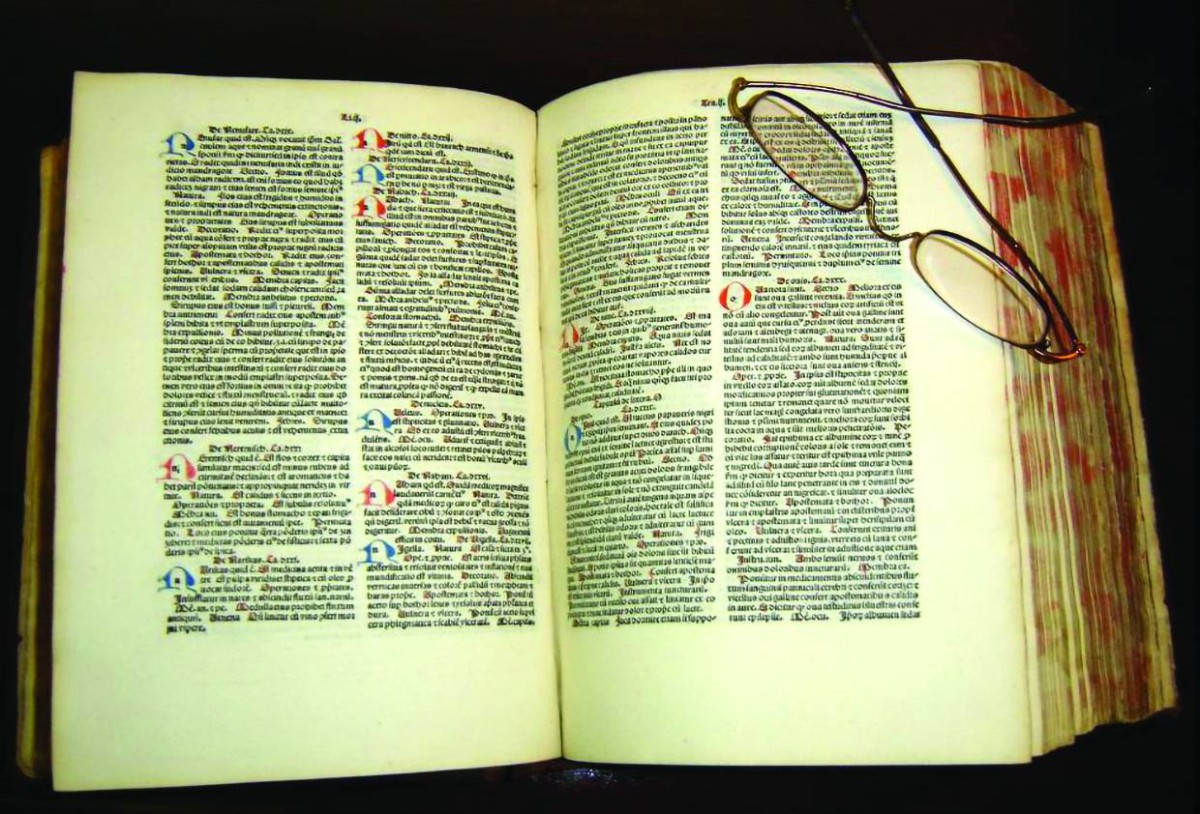 الترجمة اللاتينية للكتاب متوفرة في مركز الصحة بجامعة تكساس في سان أنطونيو