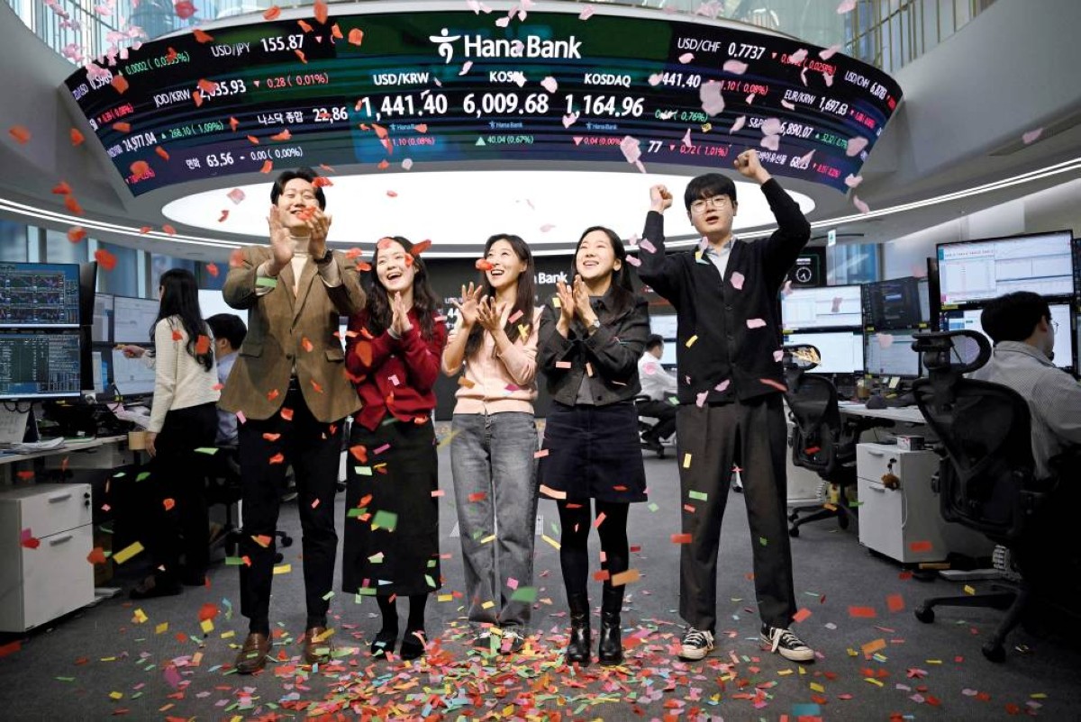 متداولون يحتفلون بتجاوز مؤشر كوسبي الرئيسي في كوريا الجنوبية حاجز 6000 نقطة للمرة الأولى