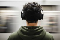 نتائج صادمة.. ما علاقة سماعات الرأس بالسرطان؟