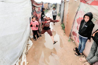 صبية بين خيام تؤوي نازحين بمخيم البريج وسط غزة