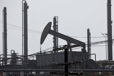 النفط قرب أعلى مستوى في 7 أشهر قبل محادثات حاسمة بين أمريكا وإيران