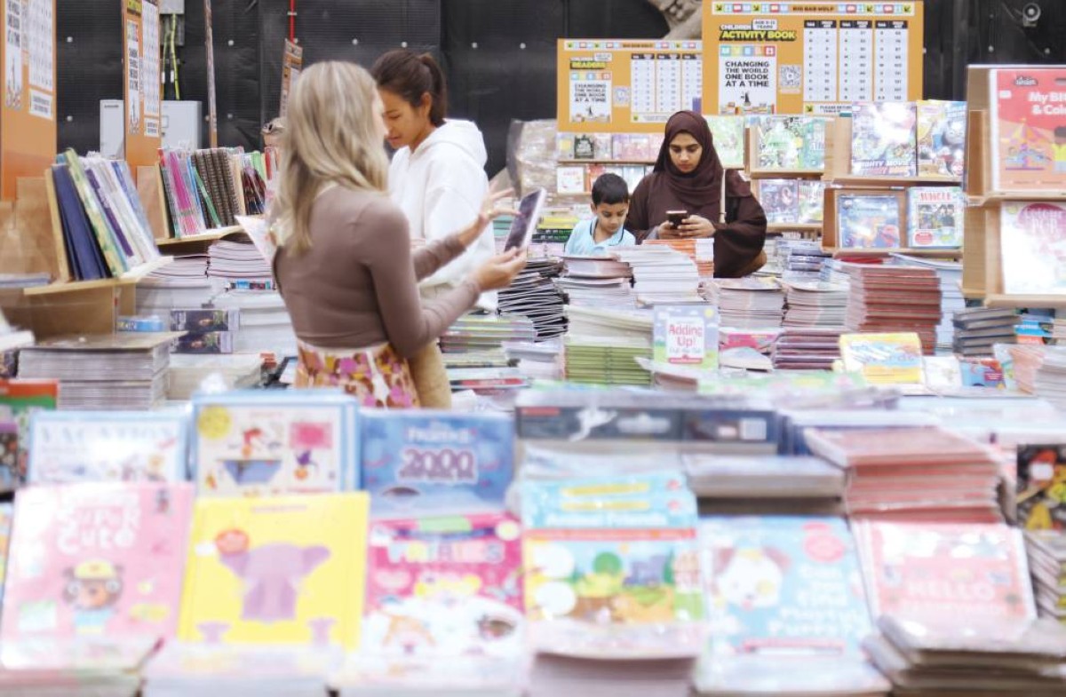 عناوين متنوعة بلغات متعددة في المعرض وسط إقبال القراء