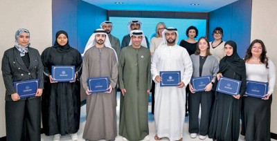 محمد العلي متوسطاً الخريجين